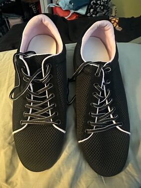 Very Fine ladies Black and Light Pink dance sneaker